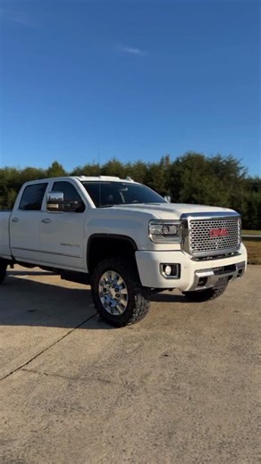 2016 GMC Sierra 2500HD Denali – Duramax Diesel 🔥 6.6L LML Duramax Diesel 🔥 6-Speed Allison Transmission 🔥 Tuned w/ Exhaust – Southern Truck, Zero Rust 🔥 198K Miles – CLEAN Carfax ✅ Leveled w/ Tubular Upper Control Arms ✅ Fox 2.0 Shocks ✅ NEW 35” Gladiator MT Tires ✅ Clear Lens Headlights & PTM Cab Lights Denali Package: Luxury Heated & Cooled Leather Seats Heated Steering Wheel XM Radio Wireless Charging Backup Camera Power Sunroof & Sliding Rear Glass Extras: Sliding Bed Cover, Spray-in Bed