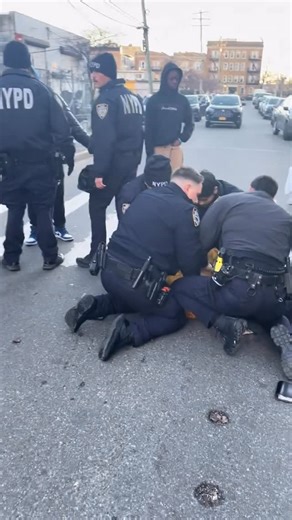 NEW YORK SHIT 🐀 | Another NYPD arrest captured on camera as tensions rise between officers and bystanders, renewing concerns over community relations 😳🚨 | Instagram