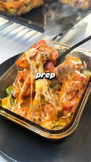 Fraser Reynolds on Instagram: "Sunday Meal Prep Idea! 🫡 Reporting for duty with some single-serve glass bowl meal prep that you can easily bash together tomorrow and start the week strong ✅ Boil the spuds, then bake everything at 220°C for 35-40 mins. Easy peasy, perfectly portioned, barely any washing up… and the portions are huge on this one 👀🔥 Shopping List: • 1kg potatoes • 600g chicken • 2 peppers • 1 onion • 4 tbsp Thai sweet chilli • 4 tbsp BBQ sauce • 2 tbsp BBQ seasoning • 80g mixed