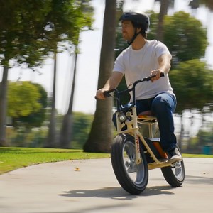 2.5K views · 115 reactions | Just landed and ready to be ridden! 헥헮헺헯헹헲헿 ퟭퟲ • A modernised take on the retro minibike phenomenon • Top speed of up to 25 km/h • Travel up to 18.5 km's on a single charge • Super wide 16" air-filled tires Shop: https://www.razor.com.au/products/rambler-16 #RideRazor | Razor Worldwide | Facebook