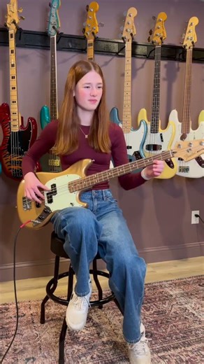 Meet my Fender Mustang, Golden Lady, 🎸⭐️