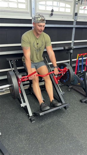 The Linear Row Machine Plate Loaded keeps the path locked so you can focus purely on your back and