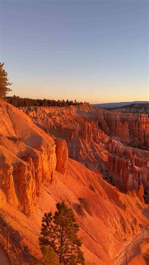 Breathtaking Sunrise Over Bryce Canyon's Majestic Hoodoos