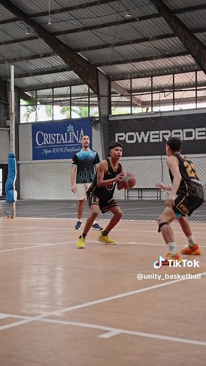 Drill de 2 vs 2 donde trabajamos: ➡️ Ataque al aro pases ➡️ Lectura de juego y toma de decisiones ➡️ Ayuda y rotación defensiva comunicación Qué esperas? Únete a nuestra academia y aprende con entrenadores capacitados 🔥
