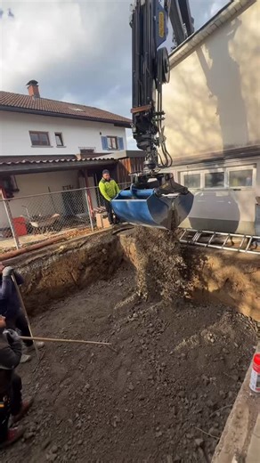 AUSSERBRUNNER GmbH on Instagram: "🔥 Teil 2 – Präzision bis ins Detail 🔥 Nach dem Aushub geht’s an die Basis 👇 👉 Rohplanie erstellen & abrütteln 🚜🔊 👉 Feinplanie sauber abziehen 📏✅ 👉 verdichten für einen standfesten Aufbau 💪🧱 Jetzt folgt die nächste Schlüsselphase 🔑 🧱 Vorbereitung der Bodenplatte 🔩 Eisen binden – damit am Ende alles hält, was es verspricht Hier entsteht nicht einfach ein Pool, sondern sauberes Handwerk von Grund auf 💦🔥 👀 Bleib dran – der Beton kommt als Nächstes �