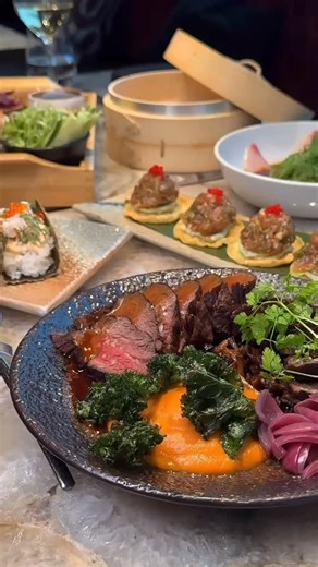 En kveld høyt over Barcode med smaker du ikke glemmer💜 Vår chef’s meny: en smaksmeny med japansk og asiatisk inspirasjon, laget for deg som vil lene deg tilbake og la kjøkkenet ta valgene. Velkommen til en helhetlig smaksopplevelse hos oss på Nodee Sky✨ #restauranttips #chefsmenu #smaksmeny #opplevelseoslo | Nodee Sky