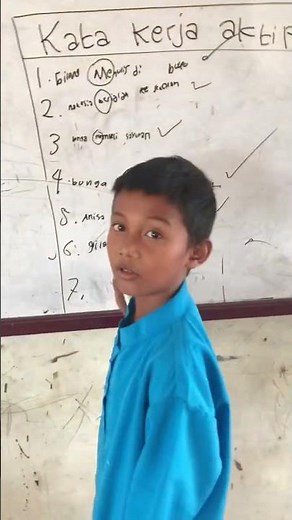 Membuat contoh kalimat dengan menggunakan kata kerja aktif dan pasif.