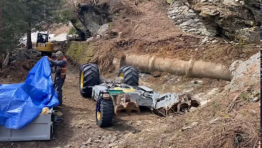 Unsere beiden Servicetechniker Sonny und Jules beim Zusammenbau eines Menzi Muck A91: Auf der Baustelle Druckstollen Poschiavo wurde der A91 der Fa. Martinelli AG vor dem Seilbahntransport zerlegt und nachher wieder zusammengebaut. | Menzi Muck
