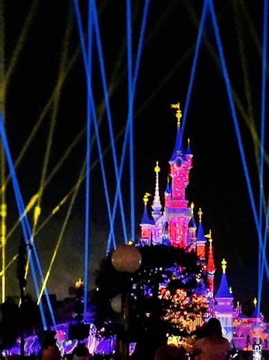 Wow the disney fireworks display is honestly the most incredible firework and light show that you will ever see. I can only imagine the work that goes behind creating these displays every night. Disney truly delivers the most magical experience and we certainly will have memories that will last a lifetime #disneylandparis #fireworks #disney #disneylightshow #makingmemoriestogether