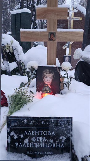 Как бежит время... 40 дней прошло со дня ухода Веры Алентовой. И, конечно, не верится. Так случилось, что я видел актрису одним из последних - за 5 минут до ее ухода в вечность. Тогда написал эссе, которое сегодня решил повторить. --- Человек куда-то стремится, спешит, а у Бога на него другие планы. Именно так случилось с Верой Алентовой. Вечером 25 декабря она должна была выйти на сцену театра Пушкина в спектакле "И будет театр!" График постановок с её участием был расписан до конца марта будущ