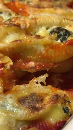 Delicious Stuffed Jumbo Shells with Ricotta and Spinach