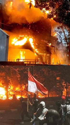 A fire at a council building during widespread protests in Indonesia killed at least three people and injured four others, officials say. Student-led protests continue in Surabaya city on main island Java, as well as on the islands of Bali and Lombok. | DW News