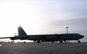 “同温层堡垒”B-52H 轰炸机和北约战斗机飞越30个国家