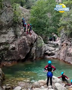 Sensations fortes garanties pour cette famille qui descend la rivière en canyoning ! Vive Le Camping, « Corse : Un Séjour De Rêve Les Pieds Dans L'eau ! », inédit, jeudi à 21.05 | 6ter
