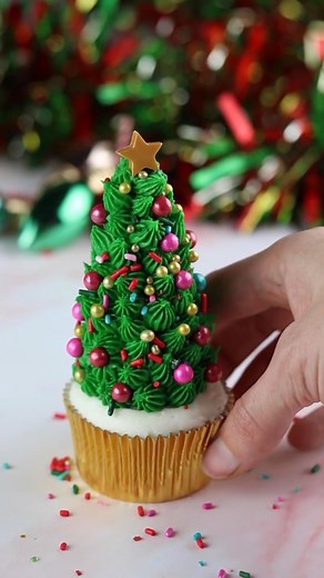 40K views · 253 reactions | How to make simple Christmas Tree Cupcakes 療 | MetDaan Cakes | Facebook