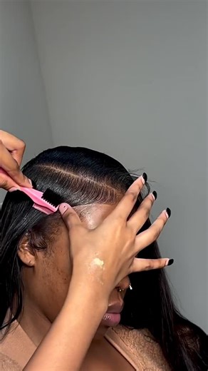 Remipure Beauty Empıre on Instagram: "*TOP SECRET FRONT EDGES TUTORIAL 😊* 1. Prep those edges with a gentle cleanser and a light hold edge control. 2. Apply a small amount of edge gel or pomade to the front edges, working in small sections. 3. Use a toothbrush or an edge brush to smooth out the edges, starting from the center and working your way out. 4. Use a light hand and build up product gradually, to avoid flaking or buildup. 5. Set with a setting spray and finish with a light hold hairspr