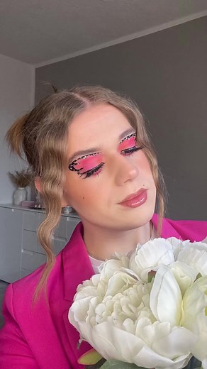 8.5K views · 95 reactions | Butterfly-Make-up! 曆 Der liebe Jannis kreiert passend zu Karneval, einen farbenfrohe Schmetterlings-Look. 曆 https://douglas.shop/jannisbutterfly | Douglas Cosmetics | Facebook