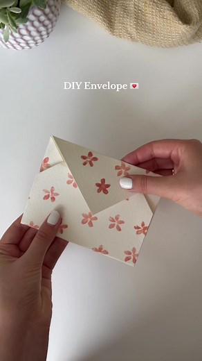 DIY floral envelope, a sweet idea for your valentine 🌷 #valentinesdaygift #valentinecards #relaxingart #papercraft #papercraftideas #diypapercraft #diycrafts #handmadecraftideas #diyaesthetic #homemadecraftstosell ##diyartsandcrafts #watercolourpainting #watercolorflowers #watercolortutorial