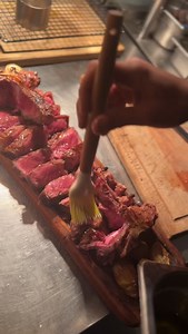 La T-Bone au Josper – The Kitchen La Marsa 🔥 Une pièce mythique, une cuisson de caractère. Notre T-Bone est saisie dans le four Josper, au charbon naturel, pour une cuisson intense qui sublime la viande sans la masquer. D’un côté le filet, fondant et délicat. De l’autre le contre-filet, juteux et puissant. Une croûte parfaitement grillée, un cœur tendre, ce goût fumé inimitable… Ici, on ne triche pas : du feu, de la précision et du respect du produit. 🥩 Pour les vrais amateurs de viande. 📍 Th