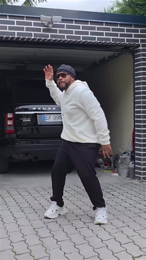 Hit Magazine Haiti on Instagram: "Daan Junior Gen album nan rout 👏🔥 @daanjunior_music X @fabiolashyne"