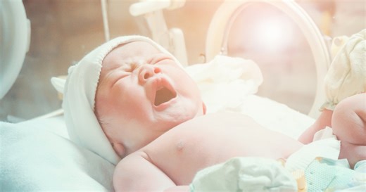 Bébé tète sans arrêt au 3e jour : que signifie la « nuit de la java » ?