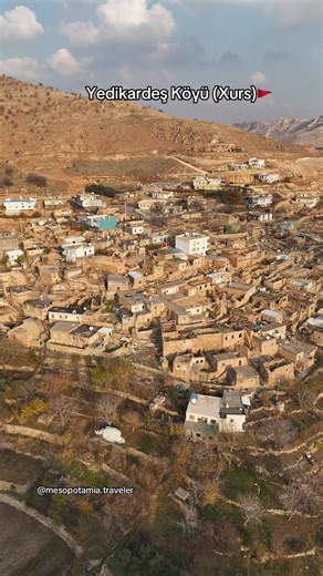 Mardin ve çevresi, hem Mezopotamya’nın kadim köylerini hem de Tur Abdin bölgesinin tarihi yerleşimlerini bir arada keşfetme imkânı sunar. Binlerce yıllık geçmişe sahip taş yapılar, dar sokaklar, teraslı evler ve farklı inançların izlerini taşıyan mimari dokular bu coğrafyayı eşsiz kılar. Mezopotamya ovasına karşı uzanan eski köylerde hayatın yavaş ritmi hissedilirken, Tur Abdin’deki yerleşimler ise Süryani kültürünün ve manastır geleneğinin izlerini günümüze taşır. Tarih, kültür ve mistik atmosf