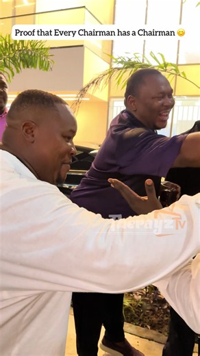 Hahaha See vibes wey dey give joy😀 What is this Ezege energy giving with @phynofino and his men? . @vintagedeluxeinteriors @nedokonkwo @cubana_chiefpriest . You can see more highlights from this outing here @therayztv and follow for more premium lifestyle and event updates . #NoTherayztvNoHighlights #Therayztv #Lagos