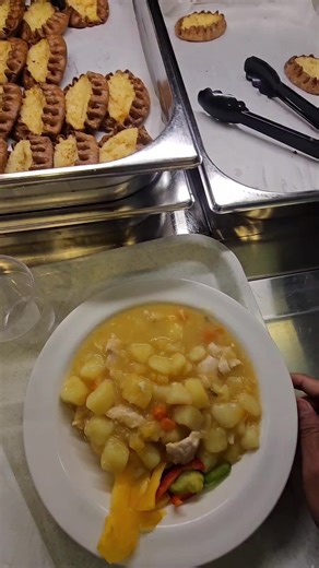 Rating my Finnish school lunch! Chicken soup & the BEST egg butter pasty. 9/10! #fyp #schoollunch #finland #kanakeitto #riisipiirakka