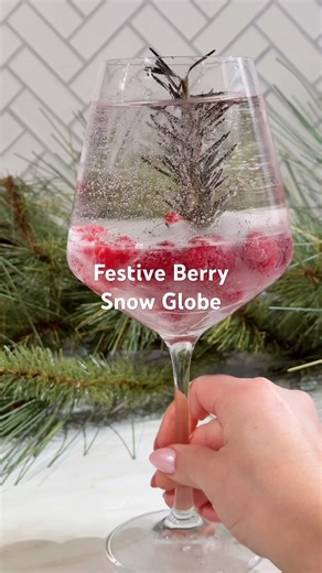 Turn your everyday drinks into the cutest snow globes ❄️✨ #driscolls #recipe #holidays #diy #drinks