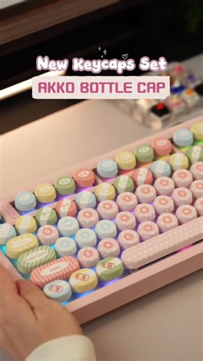 GOODGAMINGSHOP on Instagram: "Keycaps kotak? Udah biasa. Keycaps bulet kayak gini? BARU KEREN! ✨ Definisi cuteness overload di atas meja! Kenalin, Akko Bottle Cap Keycaps Special Edition. Buat kamu yang bosen sama tampilan keyboard yang gitu-gitu aja, wajib banget cobain set ini. Profilnya unik, ngetik jadi ada sensasi beda yang bikin nagih. Plus, ikon-ikon novelty-nya super gemes! Intip spek lengkapnya: - Real Bottle Cap Vibes: Inspirasi desain dari tutup botol beneran, lengkap sama tekstur ger