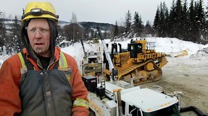 4.9M views · 72K reactions | Tony revisa la cabina mientras terminan de instalar las orugas en su nueva maquinaría. Más tarde, realizarán una prueba de funcionamiento y si todo sale bien, comenzarán a trabajar antes de lo previsto ‍♂️ #FiebreDelOroFortunaBajoCero | Discovery Latinoamérica | Facebook