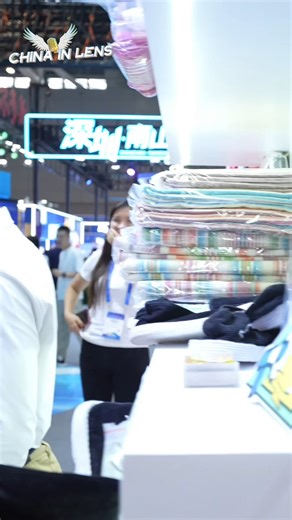 British vlogger: the boss gave me a pair of classic Chinese cloth shoes #ChinaInLens #20thICIF | China in Lens