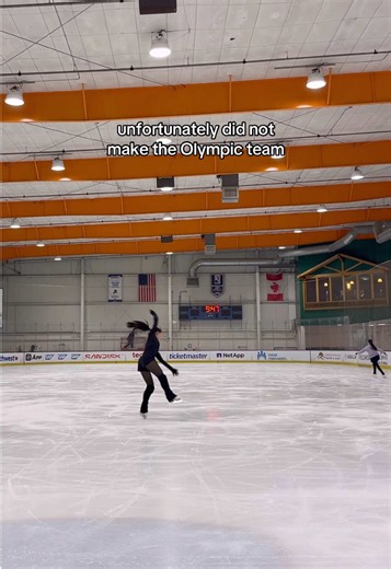 imagine falling on a single toe loop 🫣 couldn't be me 🤥 #figureskating #iceskating #adultskater #beginnerfigureskater #freestyle #mitf #skatingskills #ice #skating #figures #axel #edea