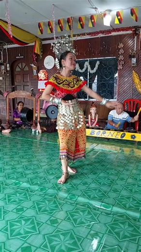 Long House and traditional dance in Bawang Assan