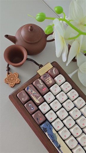 Diana | Keebs & Switches Curator on Instagram: "I’ve been drawn to the idea of a 65% wooden keyboard for a long time — something compact yet grounded, a piece that gently brings nature closer into my everyday environment. There’s a quiet warmth that wood offers, and I wanted a keyboard that felt less like a tool and more like a tactile extension of calm. The @xvx__keyboard MU68 Fujiwave felt like a natural choice from the moment I saw it. Aesthetically, the Fujiwave is beautifully restrained. Cr