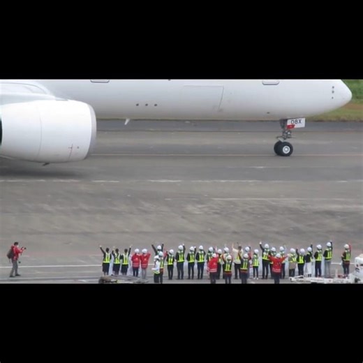【羽田空港】JAL 出発するA350をみんなでお見送り #shorts