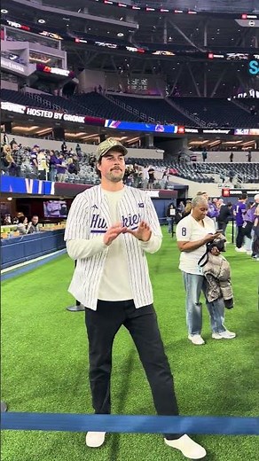 Jacob Eason playing catch at the LA Bowl #GoHuskies
