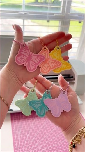 Let’s make butterfly keychains using faux leather, heat transfer vinyl and a Cricut!