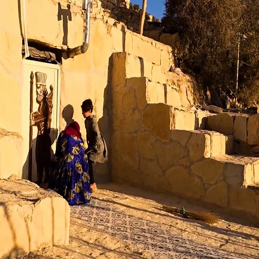 A different day for a nomadic lady — creating charming art at work and at home | Nomad Shows