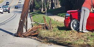 2-vehicle wreck on Tyler’s Broadway sends car off road, breaks power pole