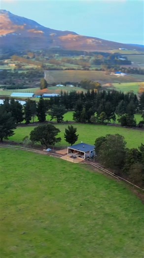 📍 Hemel N Aarde Stud, Hermanus 🔗 https://bit.ly/HemelNAardeStud It's heaven on earth with this picture-perfect stay in Hermanus! | Dis hemel op aarde by dié prentjiemooi verblyf in Hermanus! ✔️ Each room sleeps 2/Elke kamer het slaapplek vir 2 ✔️ Fireplace/Kaggel ✔️ Private patio/Privaat stoep ✔️ Wood-fired hot tub/Houtvuurwarmbad ✔️ Swimming Pool/Swembad ✔️ Braai ✔️ Free Wi-Fi/Gratis WiFi ✔️ Close to wine routes/Naby talle wynroetes ✔️ From/Vanaf R1480 p/n (T&Cs) 📹: Versi Creative | Lekkesla