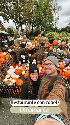 Maeva Aguilera & Manel García | Travel | 👩🏽‍🍳Mini chef LEGO👾 🤖 Que nos sirvan la comida estos robots tan simpáticos y que nos la preparen los mini chef de Lego es de las cosas más... | Instagram