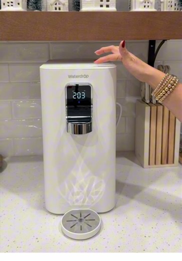 💧✨ Pequeños cambios pueden transformar tu día a día Tomar agua limpia no es solo un hábito… es una decisión para tu salud, tu hogar y el futuro 🌱 Con un buen sistema de filtrado, hidratas a tu familia con confianza, cuidas tus plantas y reduces el uso de botellas plásticas que terminan en la basura ♻️🌍 Menos plástico. Más bienestar. Más tranquilidad cada vez que abres la llave 🚰✨ Si estás lista para hacer un cambio inteligente y consciente en casa, este es el momento 💙 👉 Encuentra más deta