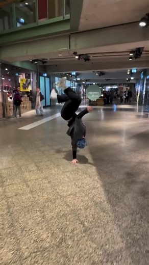 Community Breakdance Clips on Instagram: "You can turn any fight into breaking!! 🤯🔥 Double tap ❤️ if this move blew your mind! - 🎥 Credits: @lilamok - Want to see your clip here? DM us your best moves ⬇️ Follow 👉 @Breakdance_Clips for daily insane breaking content! - #bboy #bgirl #powermoves #bboylife #bboyworld"