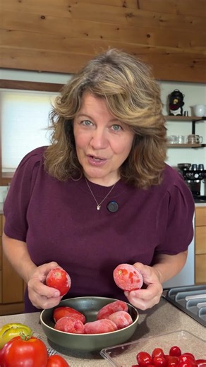 How to freeze tomatoes with very little prep. Ideal for ripe tomatoes for use in cooked dishes. Share with friends who love tomatoes and hate waste. This post is thanks to a paid partnership with @lovefoodhatewasteca and @cdnfoodfocus Quick and Easy Steps: 1. Wash 2. Dry well 3. Remove core (or don’t - totally optional 4. Put in bag 5. Remove air and seal 6. Freeze 7. Use with 6 months To use: Whole Frozen: No need to thaw. Add tomatoes directly from freezer to pot. Use like whole canned tomatoe