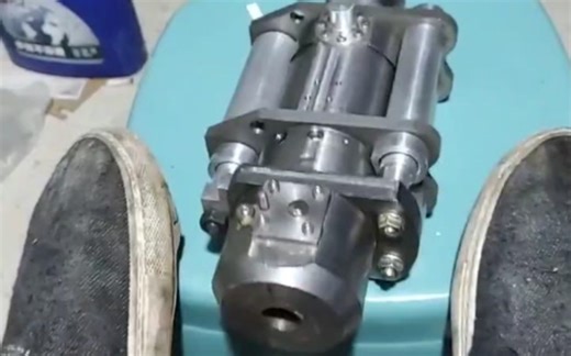 朋友的380舰炮模型，尺寸巨大。