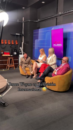 Con @Bryan Quan M En televisión, me siento como Tom Cruise #abelixco #brucewayne #guatemala #television #emprendedores