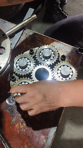 1.7K views · 22 reactions | Transmission reduction gear tear down. #highlightseveryonefollowers #mechaniclife | Et Racir So Reso | Facebook