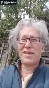 Est ce que ton cheval à peur de ta nouvelle bouée en licorne gonflable? Rien de bien méchant Et pourtant… c’est souvent là que la vérité de la relation se révèle. Tu avances avec ton cheval, sereine dans sa direction. Mais à peine 4 foulées… il se fige. Les naseaux se dilatent. Les yeux s’écarquillent... Lui ? Il voit l’inconnu. L’étrange. L’incompréhensible. Et en une seconde : 🔁 Il fait demi-tour. 🔁 Il tire sur la longe. 🔁 Il explose de l’intérieur. Et toi ? Tu essaies de garder ton calme, 