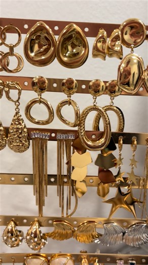 Complementos, complementos y más complementos 🤩🌟 Desde 3eur puedes tener tus complementos 👏🏼 No dudes en contactar con nosotras 666133008 📲 Realizamos envíos 24/48 h 🚚 #joyas #complementos #dorado #plata